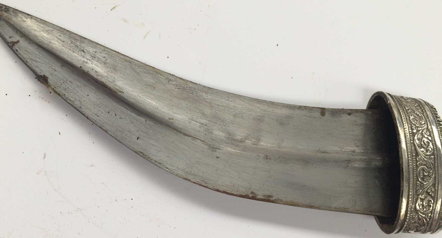 An Early 20th Century Omani Khanjar, the 19cm double edge curved steel blade with raised medial - Image 2 of 4