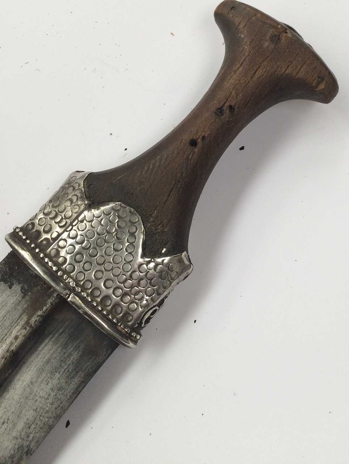 A 19th Century Omani Khanjar, the 16cm double edge curved steel blade with raised medial ridge, - Image 10 of 10