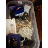 Quantity of assorted costume jewellery