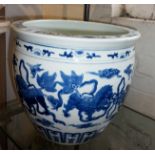 Chinese blue and white Fo-dogs jardiniere, 28cm high x 31cm diameter