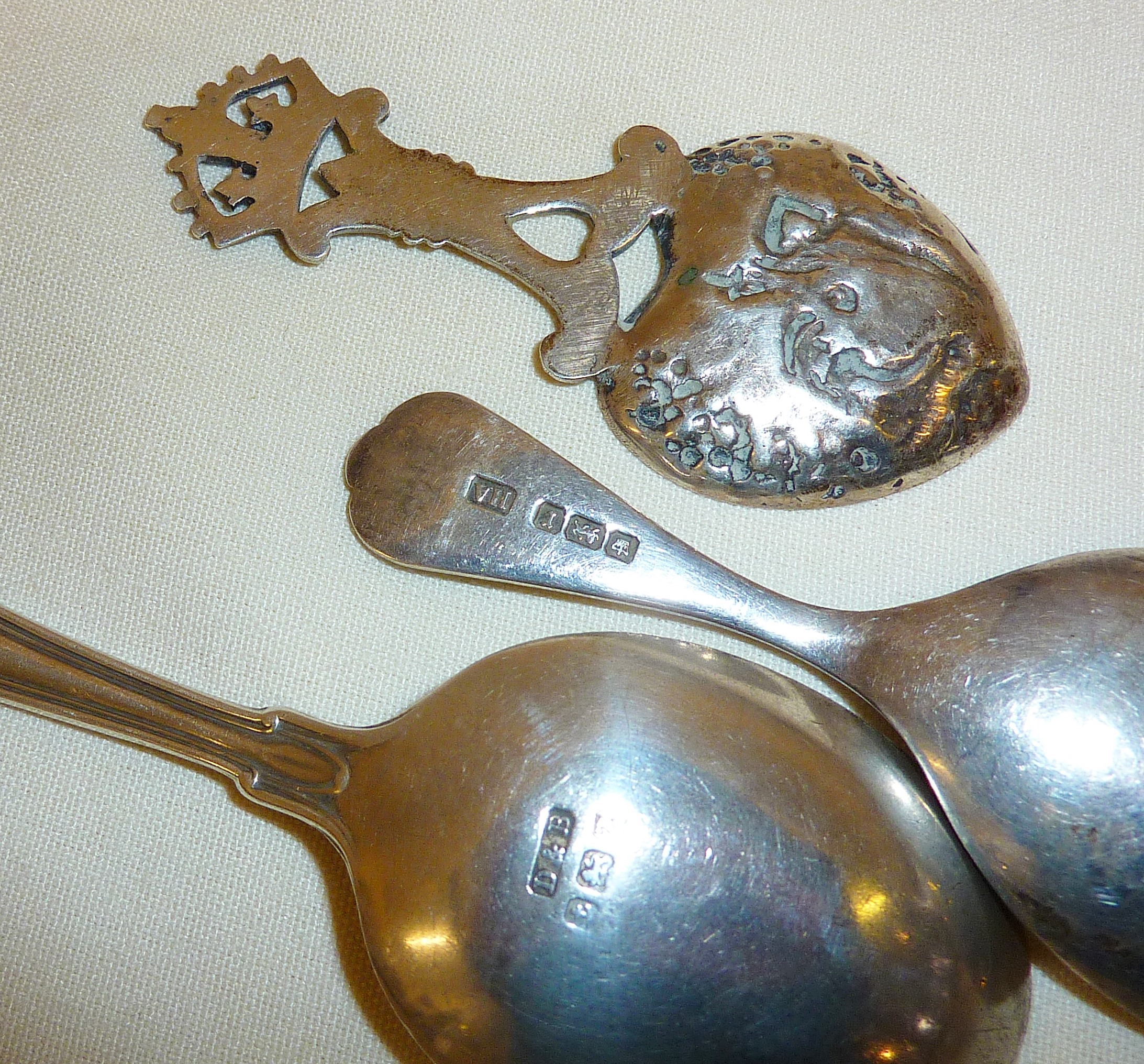 Heart-shaped silver caddy spoon with romantic scene to bowl, plus two others, hallmarked - Image 2 of 2