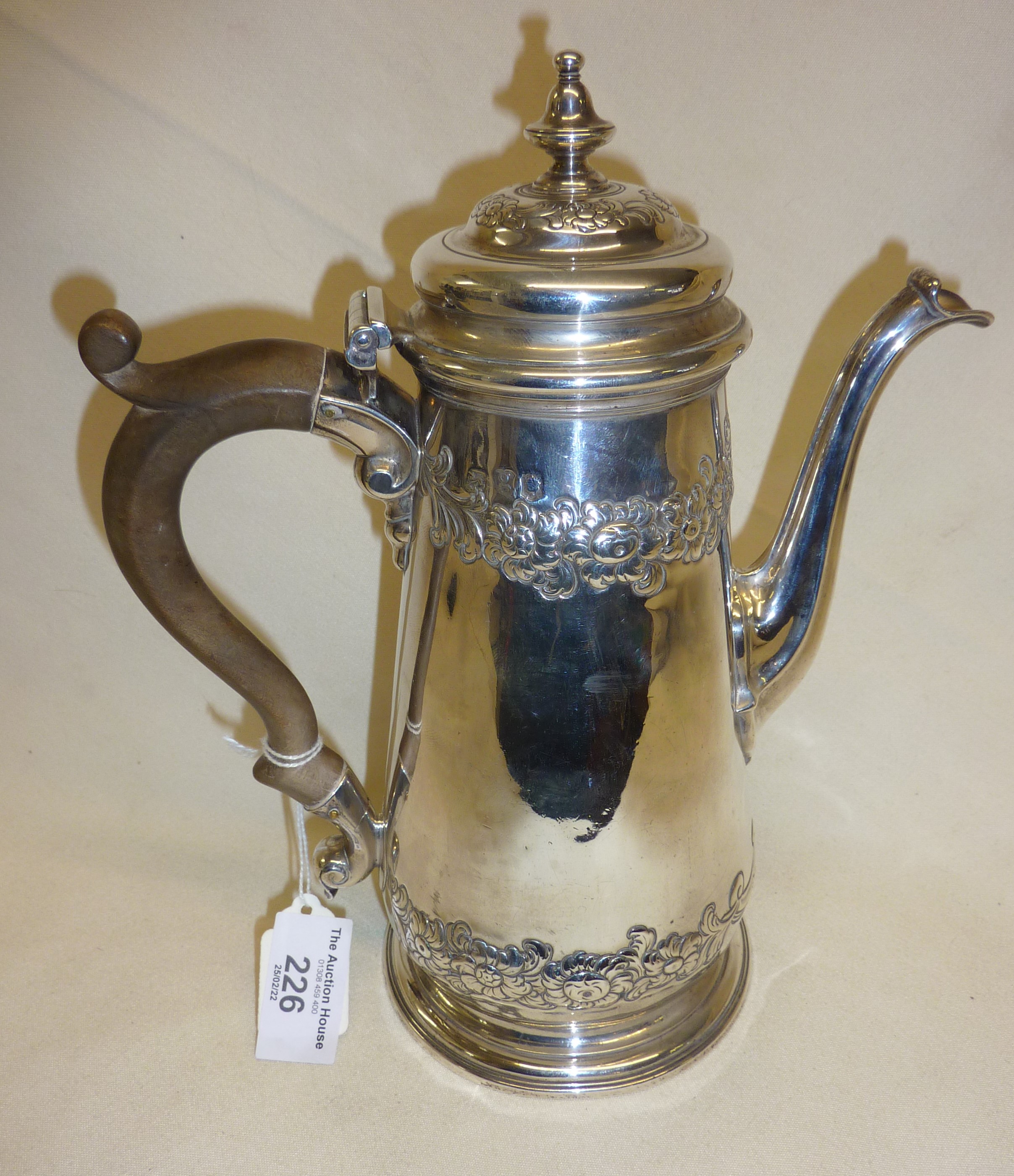 Heavy Georgian Sterling silver coffee pot with repoussé decoration. Hallmarked for London 1742, - Bild 3 aus 4