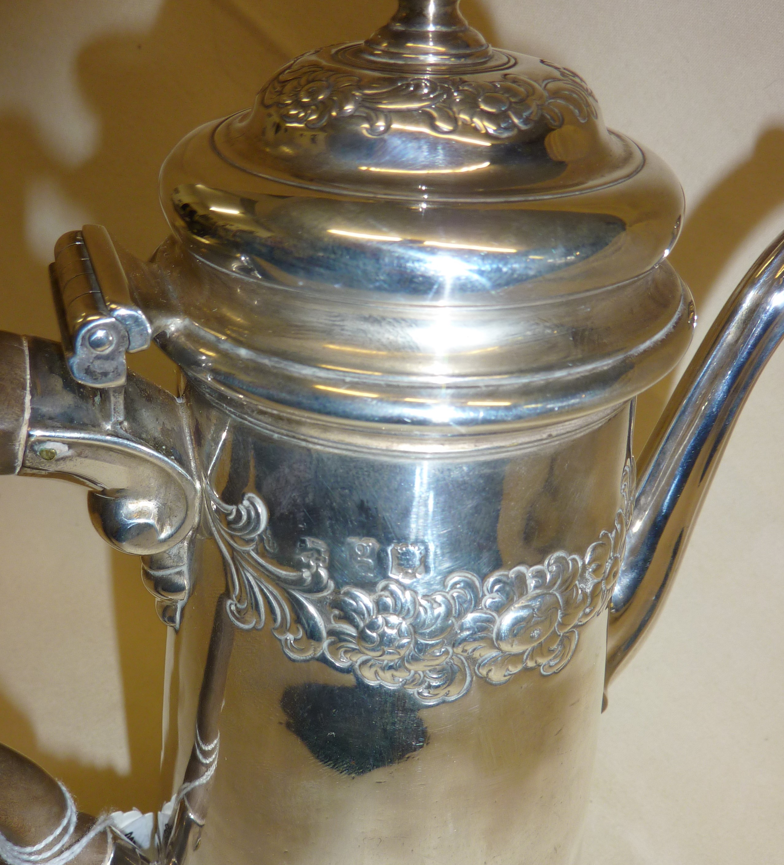 Heavy Georgian Sterling silver coffee pot with repoussé decoration. Hallmarked for London 1742, - Bild 4 aus 4