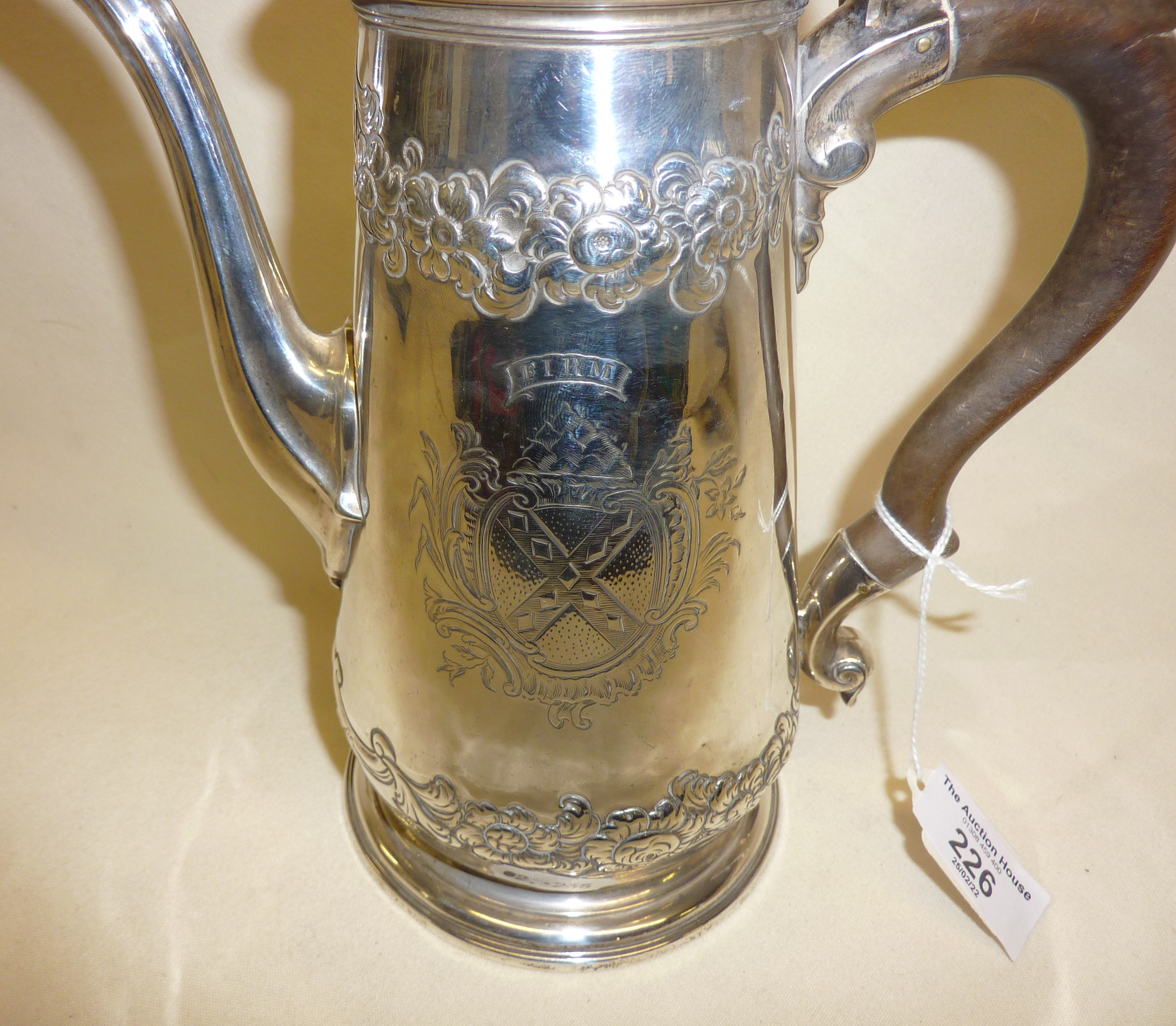 Heavy Georgian Sterling silver coffee pot with repoussé decoration. Hallmarked for London 1742, - Bild 2 aus 4