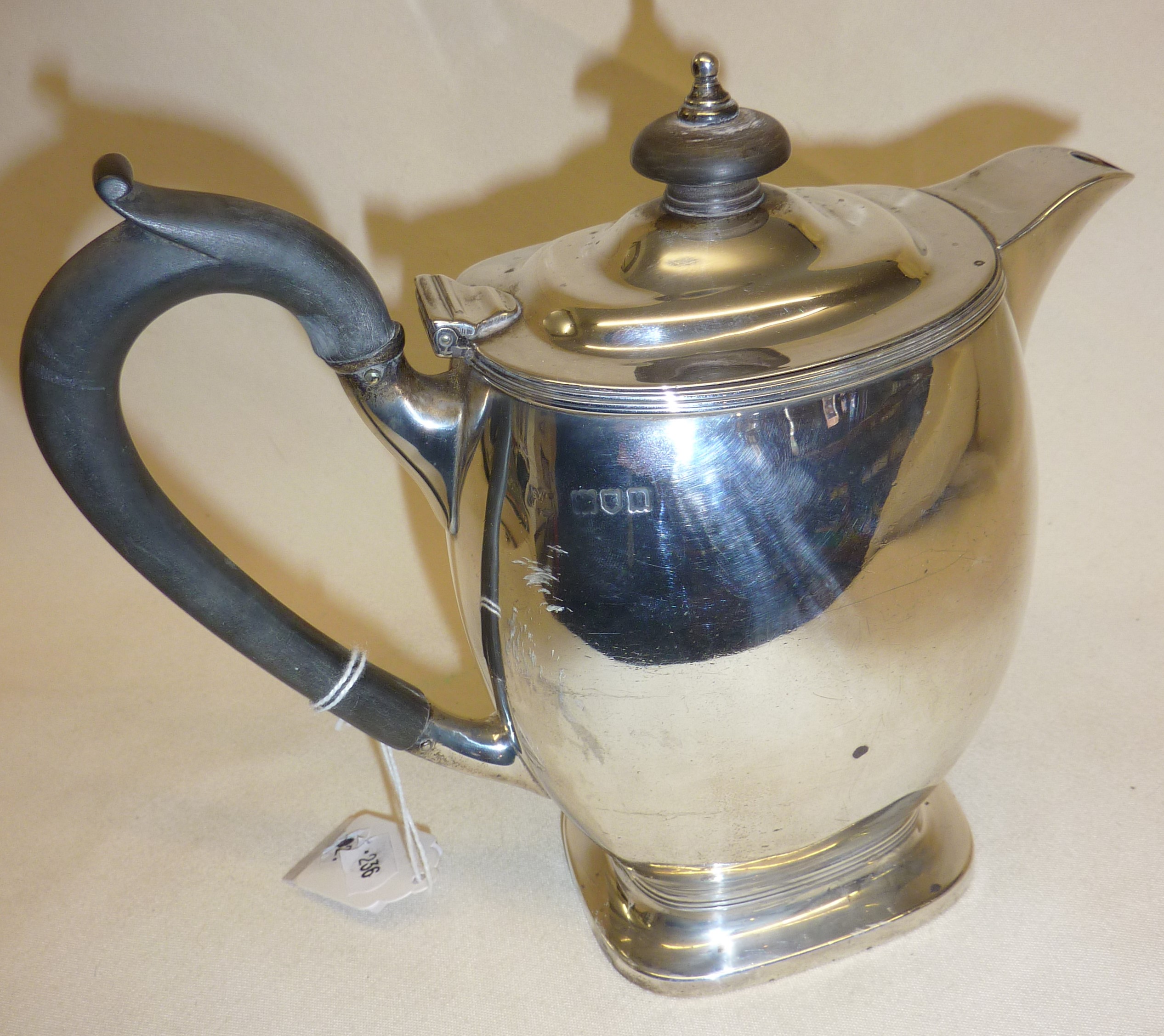 Sterling silver hot water jug, hallmarked for London 1908 S W Smith & Co. Approx 520g total weight - Bild 3 aus 3