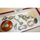 Assorted silver and other jewellery, inc. an antique agate brooch (small crack)