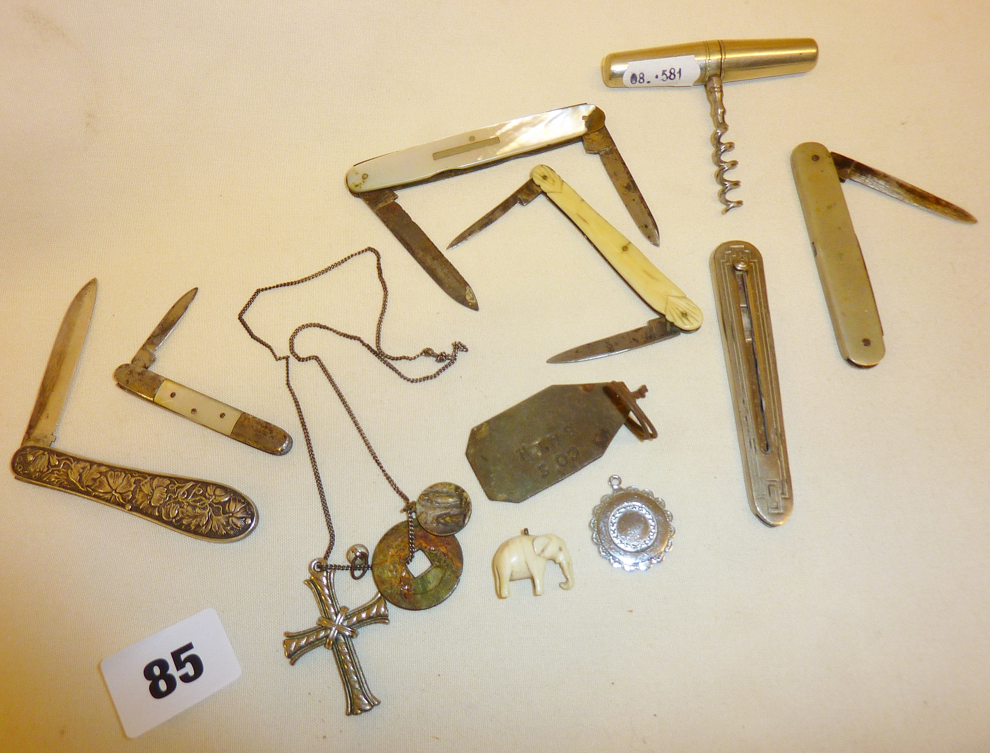 Old fruit pen and folding pocket knives, picnic corkscrew, dog tag etc
