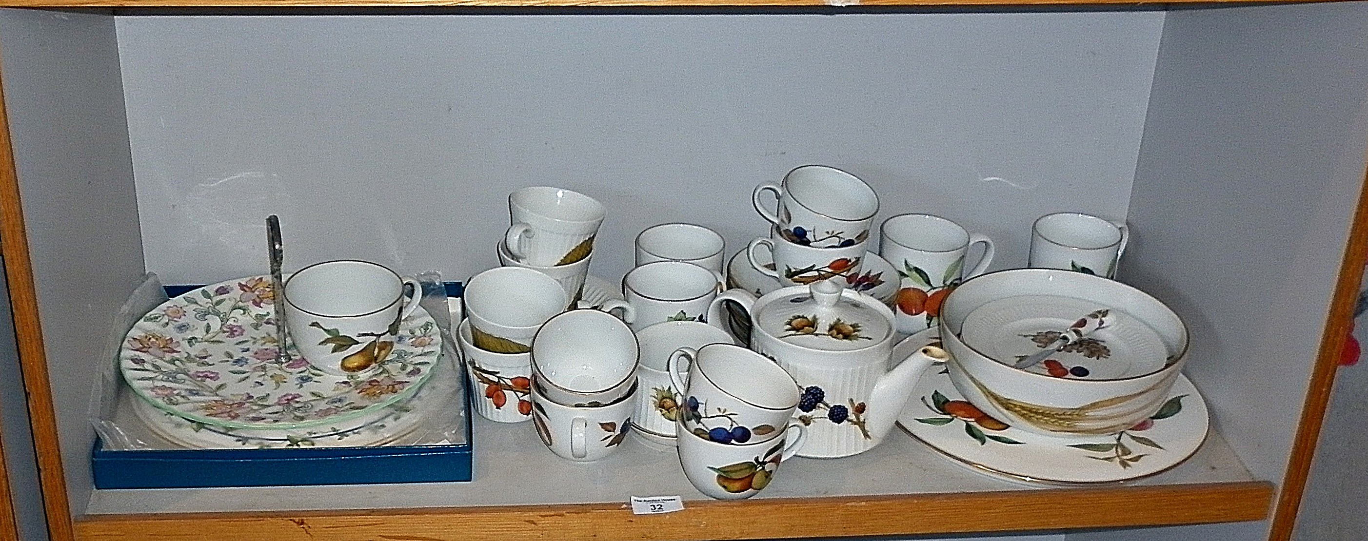 Large quantity of Royal Worcester Evesham china tableware