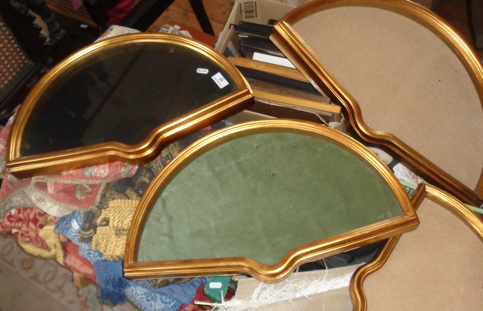 Six gilt framed and shaped display cases for fans - Bild 2 aus 5