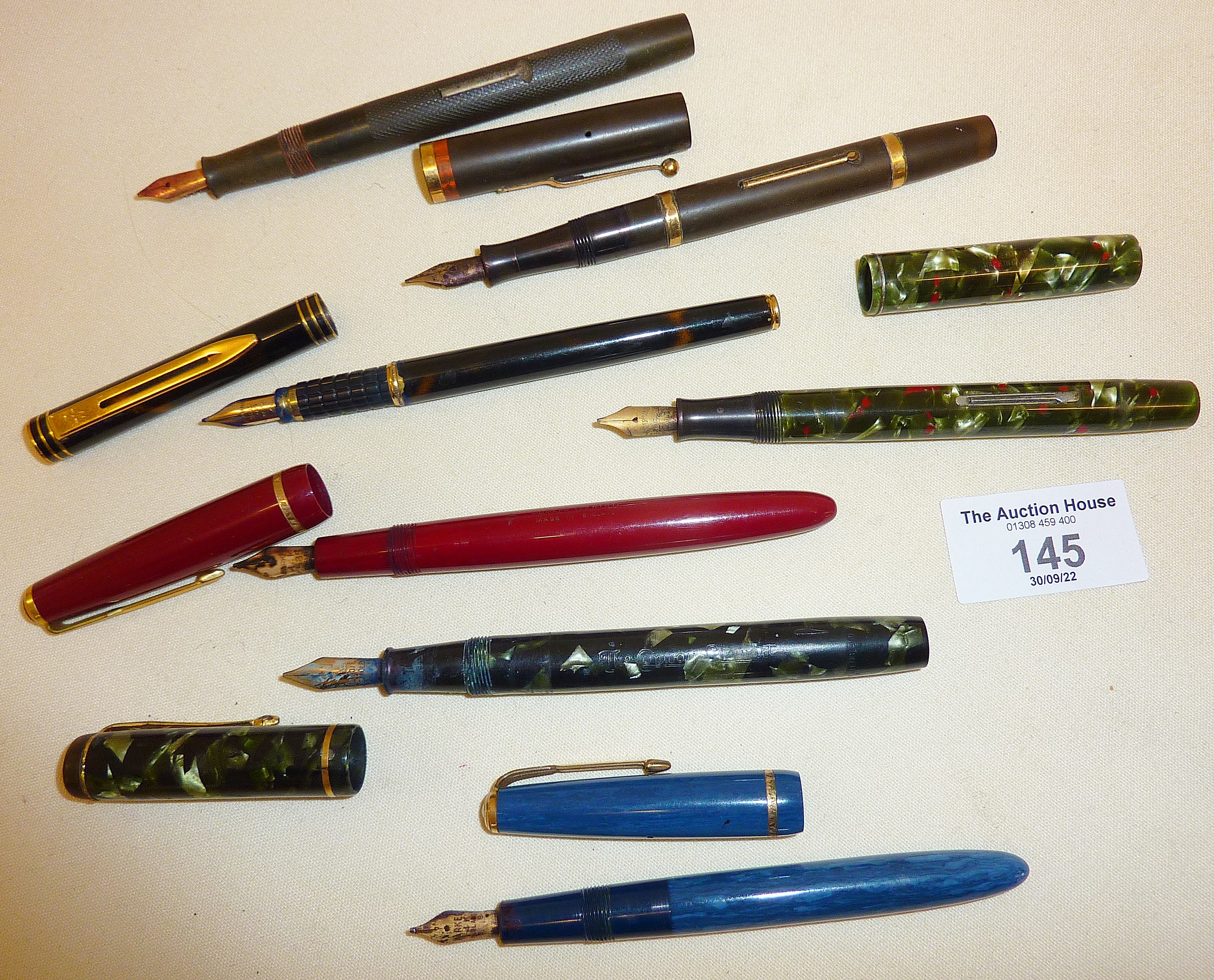 Assorted old fountain pens, makes include Parker, Waterman's, Swan, Conway Stewart, most with 14k