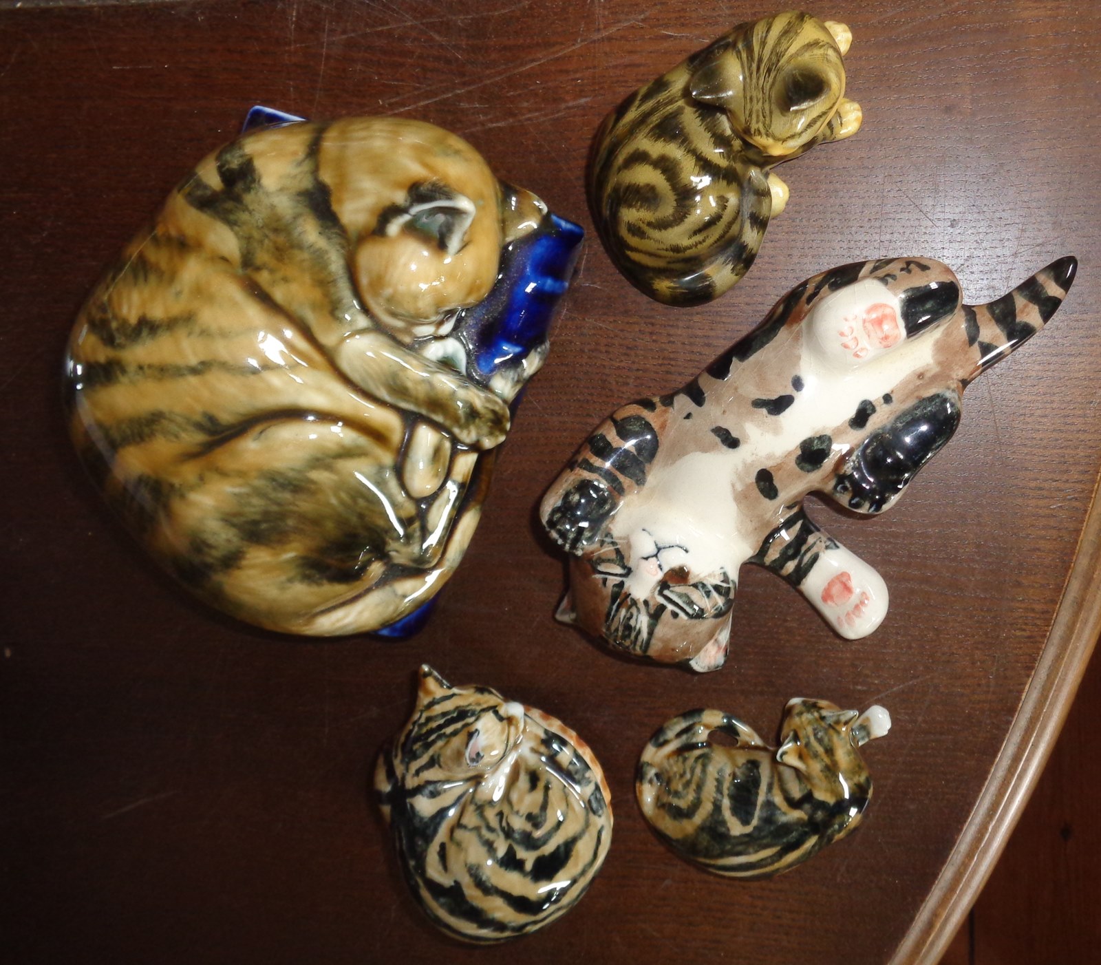 A Studio Six (Fulham) pottery cat, and four other similar cats - Image 2 of 5