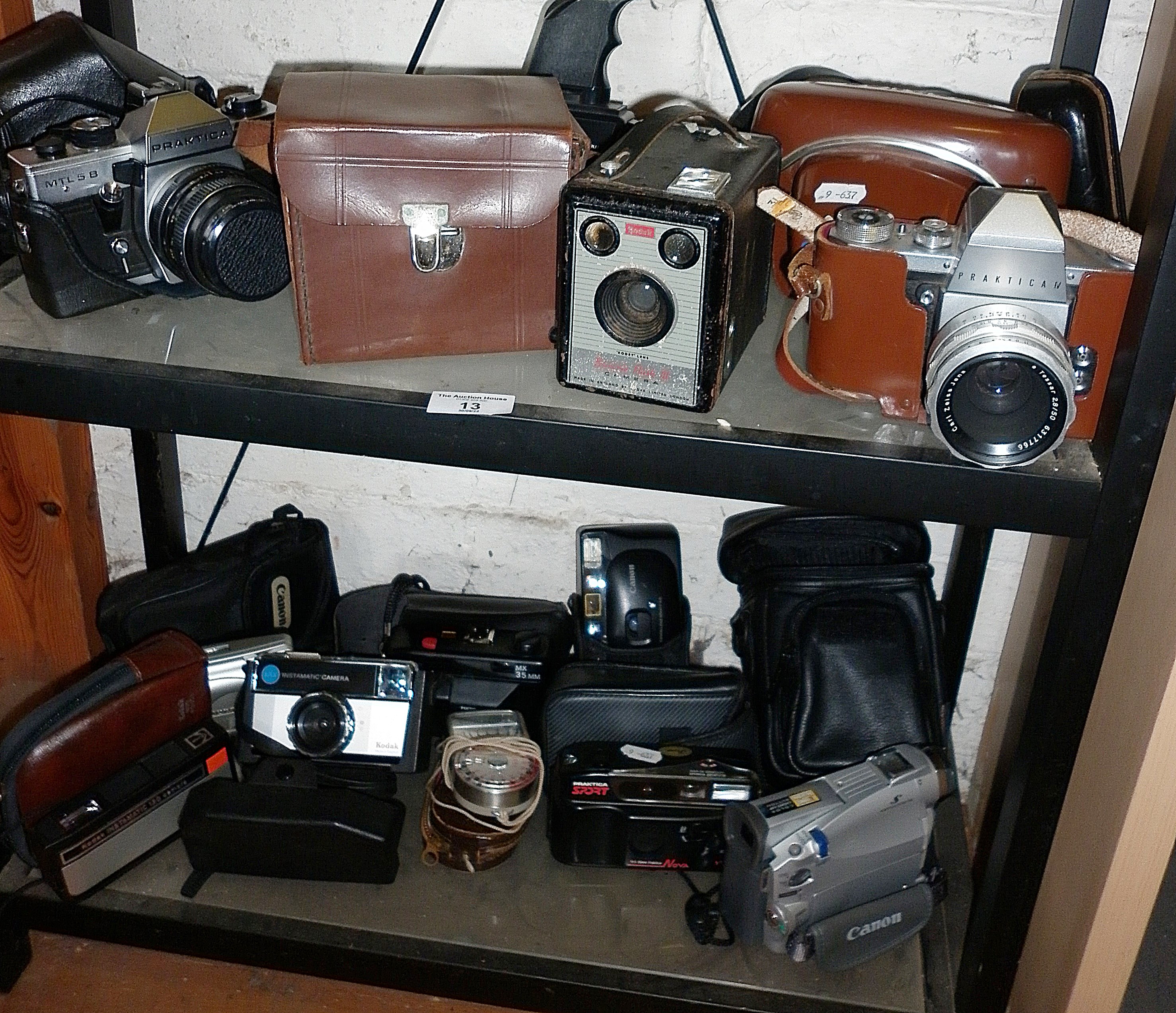 Collection of assorted vintage cameras (12 - on 2 shelves)