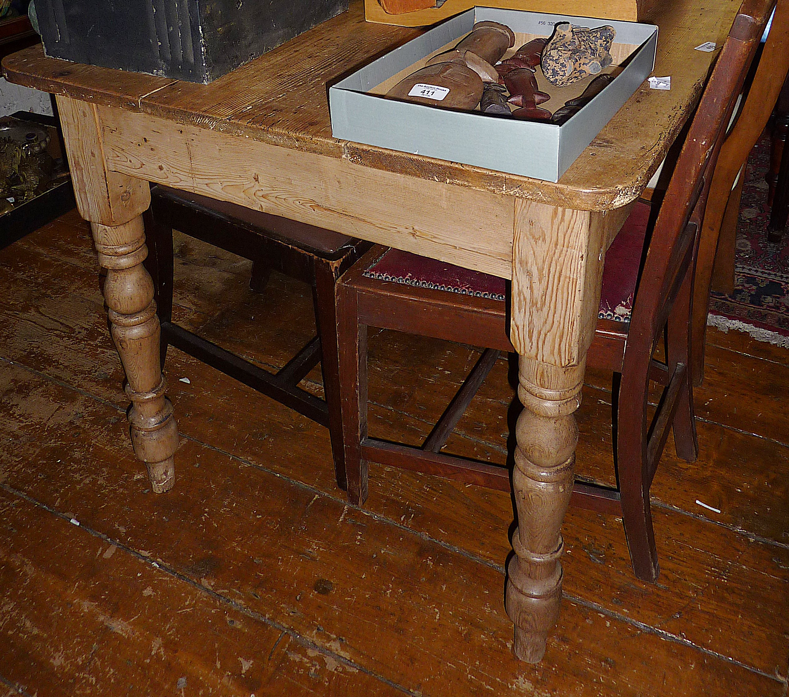 Victorian stripped pine kitchen table on turned legs, 51" long x 31" wide