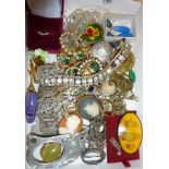 Assorted vintage costume jewellery