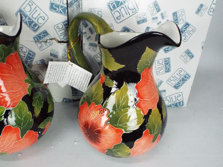 Jeanette Mcall for Blue Sky Pottery - A boxed pair of jugs with tubelined decoration from the Icing - Image 4 of 6