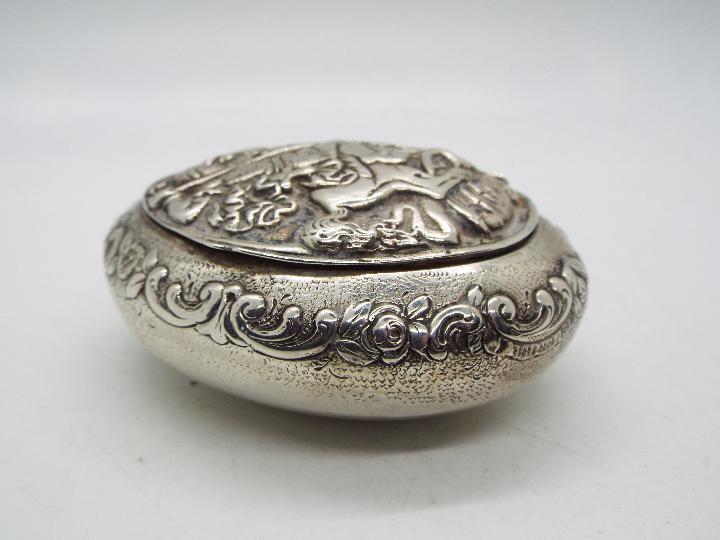 A continental white metal snuff box of oval form, stamped 800, - Image 3 of 7