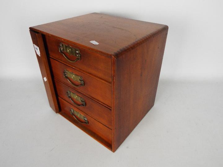 A small four drawer chest / collectors cabinet measuring approximately 31 cm x 30 cm x 26 cm. - Image 5 of 5