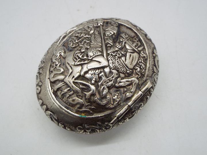 A continental white metal snuff box of oval form, stamped 800, - Image 2 of 7