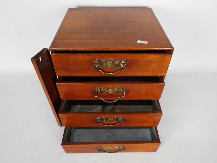 A small four drawer chest / collectors cabinet measuring approximately 31 cm x 30 cm x 26 cm. - Image 4 of 5
