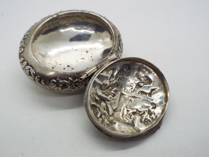 A continental white metal snuff box of oval form, stamped 800, - Image 5 of 7
