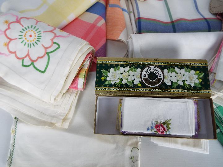 A box containing a quantity of vintage linen and similar. - Image 3 of 5