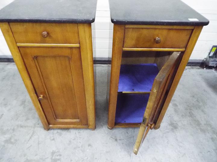 A pair of bedside cabinets, approximatel - Image 3 of 3