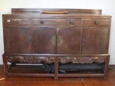 A sideboard with carved decoration havin