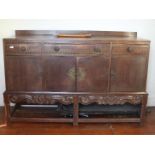 A sideboard with carved decoration havin