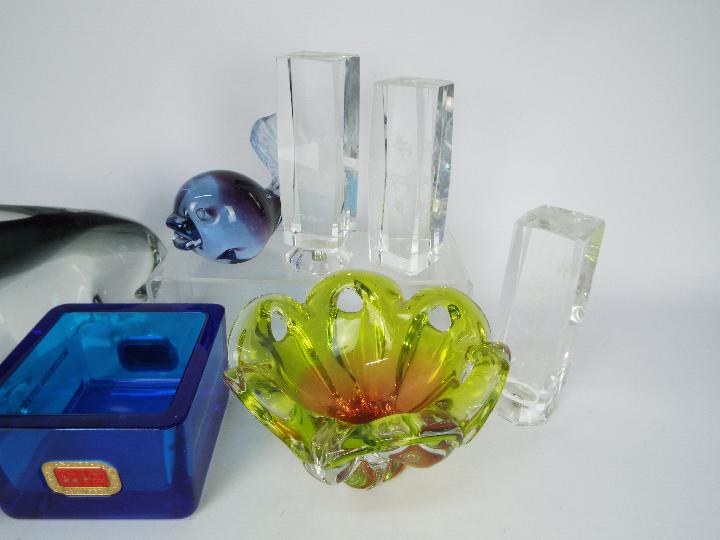 Glassware to include a Murano style bison, paperweight in the form of a stylised fish, - Image 3 of 3