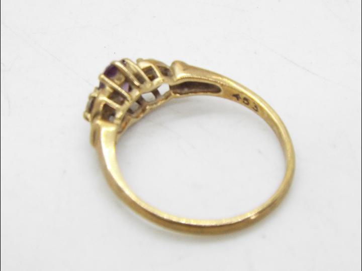 A hallmarked 9 carat yellow gold trilogy ring set with amethyst flanked by two cz stones, size M, - Image 2 of 2