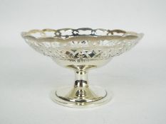 An Edward VII silver, pedestal bon bon dish with pierced decoration, Birmingham assay 1908,