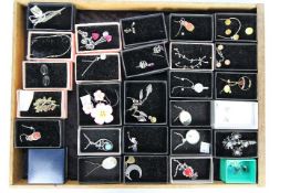 Costume Jewellery - a display tray containing a quantity of costume jewellery predominantly