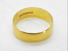 A hallmarked 22 carat gold wedding ring, size N, approx 4.