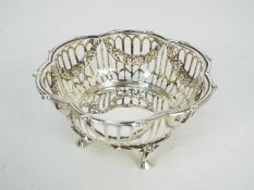 An Edward VII silver bon bon dish with pierced decoration, Birmingham assay 1909,