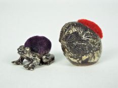 Two small animal form pin cushions comprising a miniature silver frog (2.