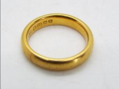 A 22 carat gold wedding band, Birmingham hallmark, size I+½, approx 5.