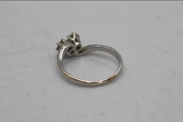 A white metal two stone diamond ring, pr - Image 3 of 3