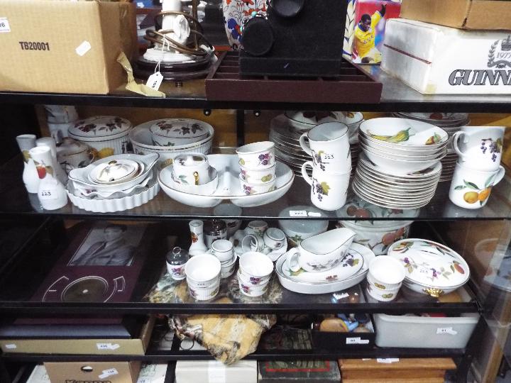 A quantity of Royal Worcester Evesham ta