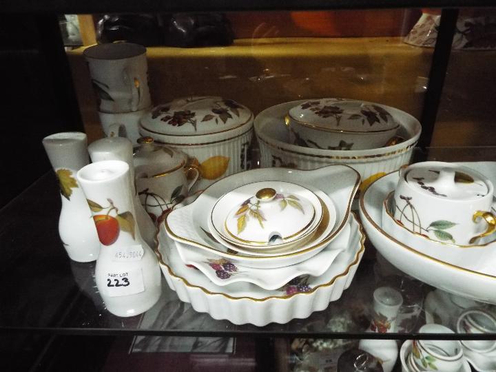 A quantity of Royal Worcester Evesham ta - Image 2 of 7