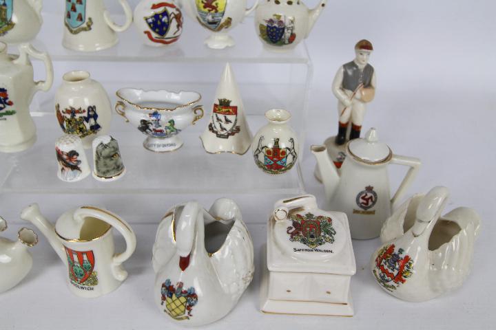 A collection of crested ware to include - Image 4 of 4