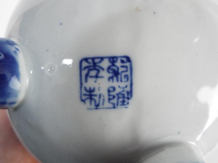 Chinese ceramic group to include a blue - Image 3 of 8