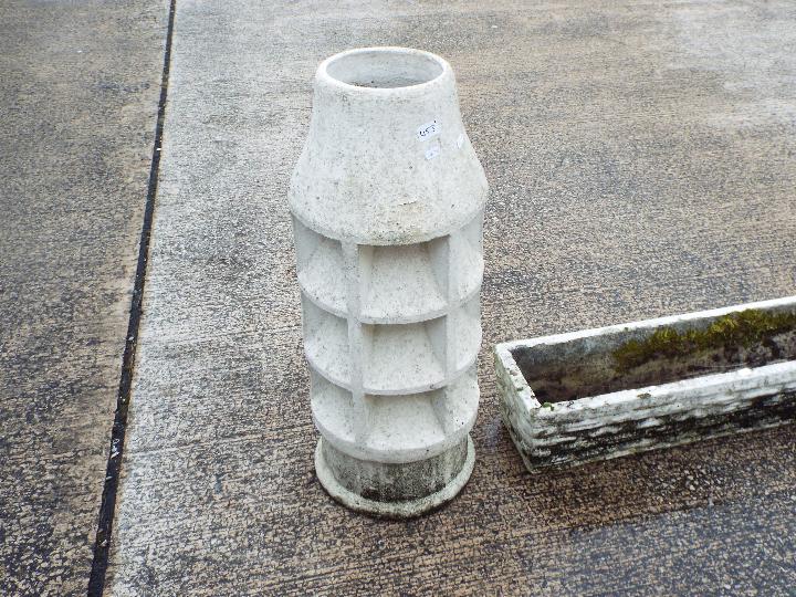 A rectangular garden planter and vintage chimney pot of cylindrical form with louvre vents (77 cm - Image 2 of 3