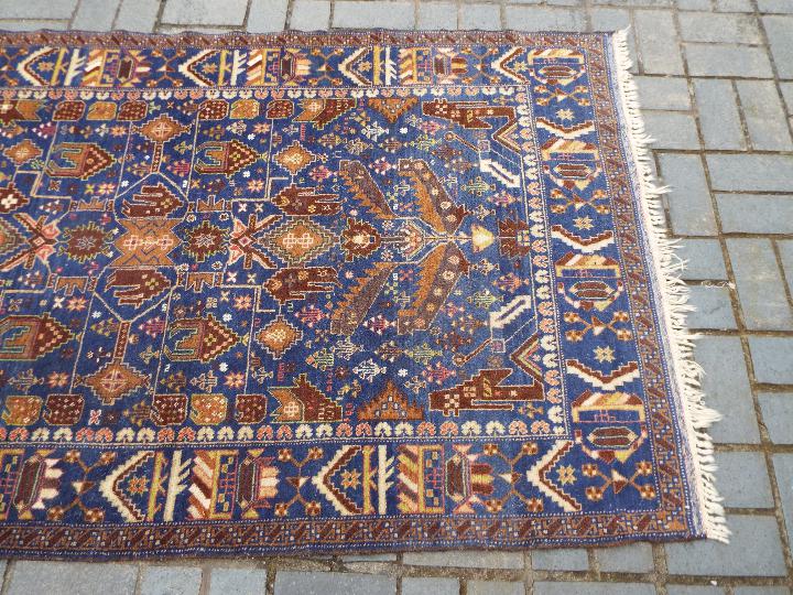 A carpet measuring approximately 210 cm x 123 cm. - Image 3 of 4