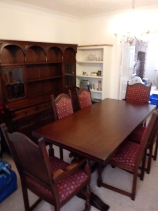 An extending dining table with four dining chairs and two carvers with upholstered seats, - Image 2 of 3