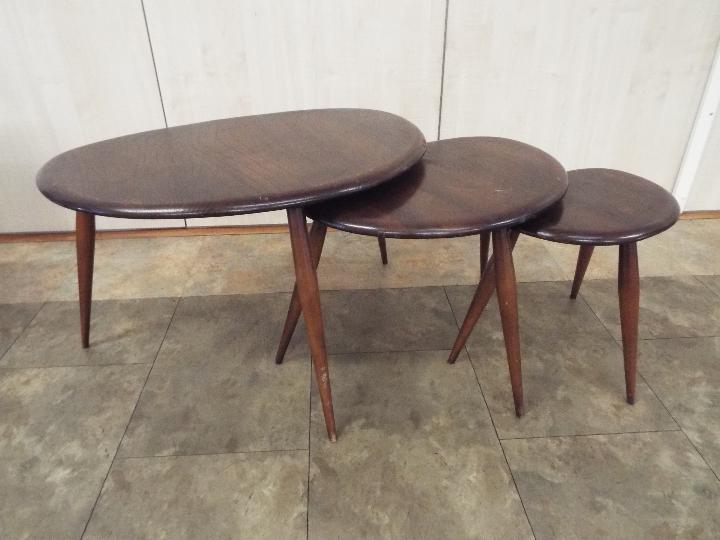 Ercol - A nest of three Pebble occasional tables, largest approximately 40 cm x 66 cm x 46 cm. - Image 2 of 2