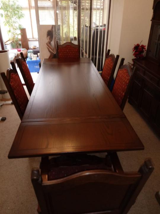 An extending dining table with four dining chairs and two carvers with upholstered seats, - Image 3 of 3