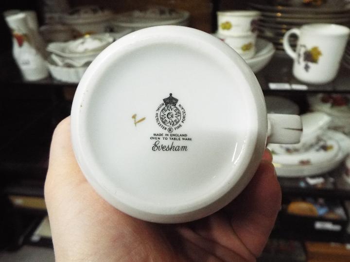 A quantity of Royal Worcester Evesham table wares, approximately 100 pieces. - Image 7 of 7
