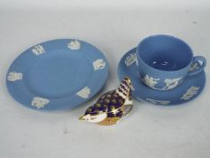 A Royal Crown Derby paperweight in the form of a wren,