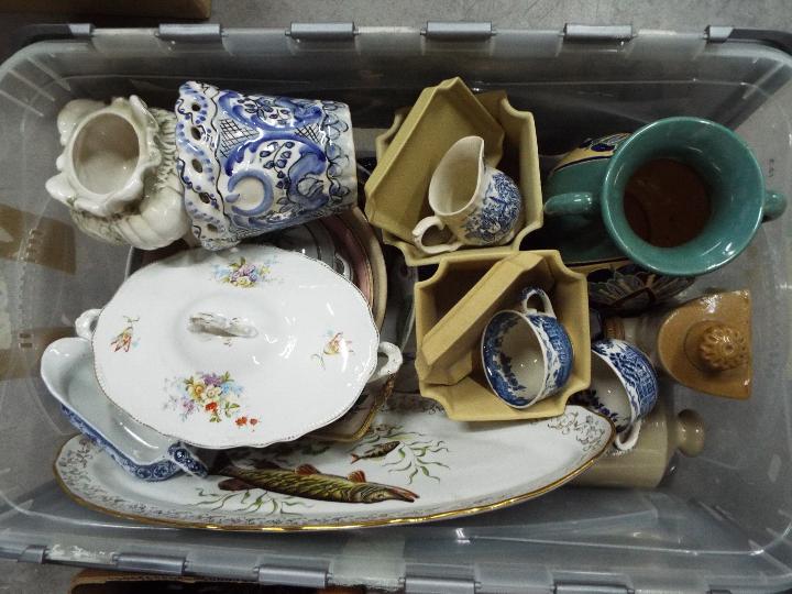 A mixed lot comprising ceramics and glassware, two boxes. - Image 2 of 3