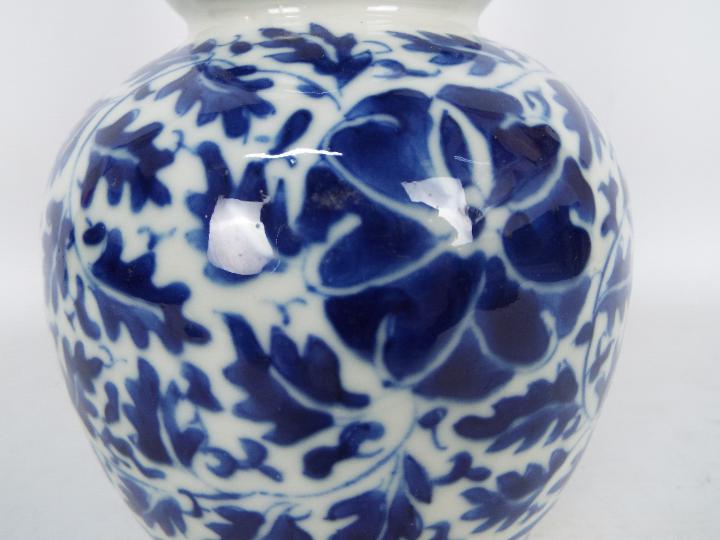 A blue and white double gourd vase with foliate decoration, approximately 27 cm (h), - Image 3 of 9